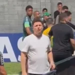 Presidente do Cuiabá discutindo com fãs em estádio