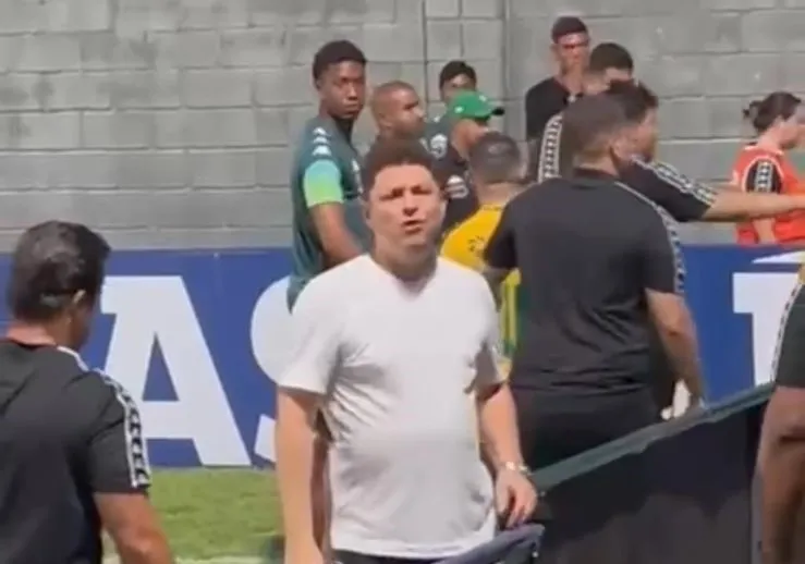 Presidente do Cuiabá discutindo com fãs em estádio