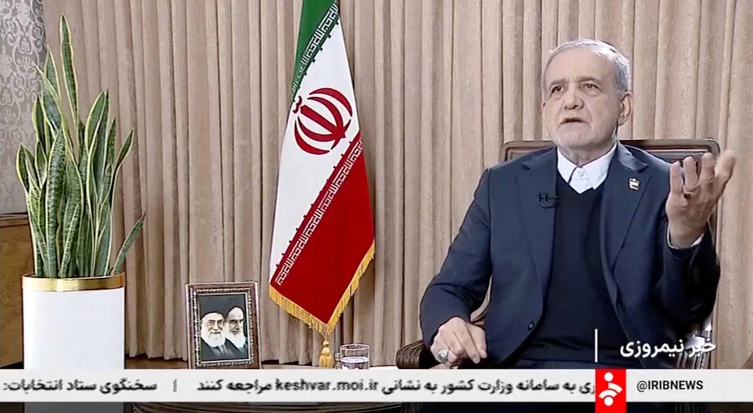 Diplomatas do Irã e EUA discutindo paz, com menção aos ataques em Líbano.