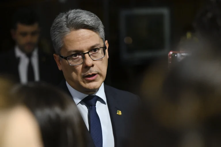 Alessandro Vieira, relator da CPI do Crime Organizado, em coletiva no Senado