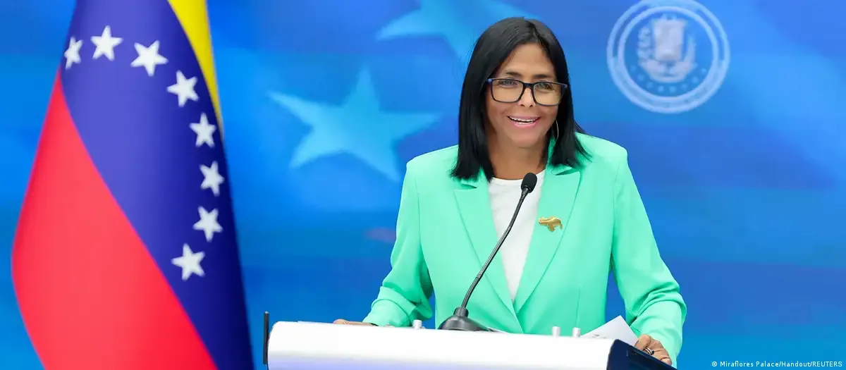 Presidente interina Delcy Rodríguez discursando sobre aumento de salários na Venezuela