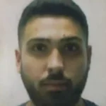 Silhueta feminina contra o horizonte do Rio, representando a vítima de feminicídio.