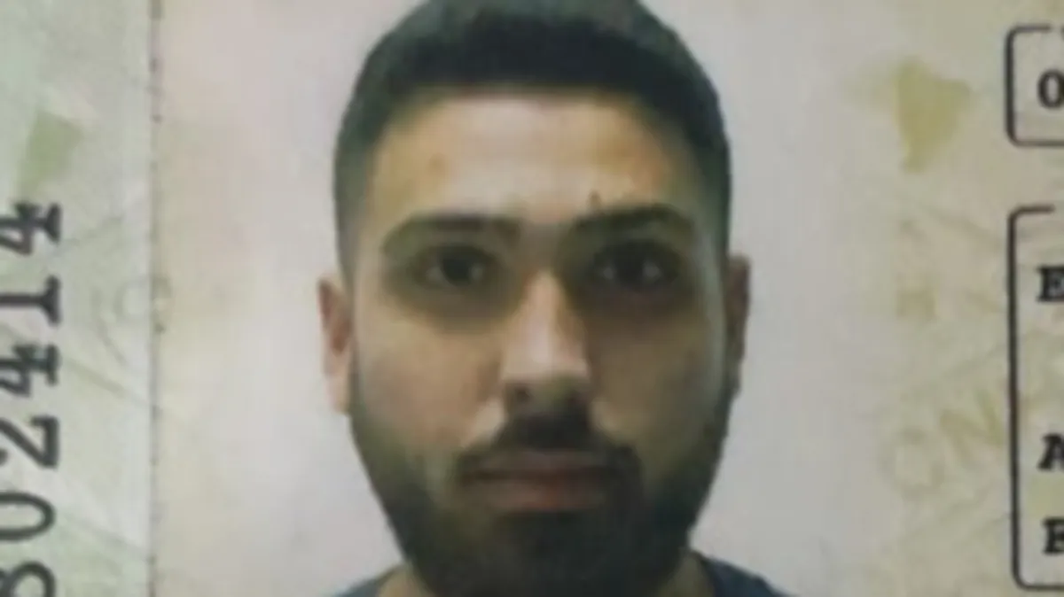 Silhueta feminina contra o horizonte do Rio, representando a vítima de feminicídio.