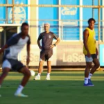 Luís Castro, técnico do Grêmio, em campo, com expressão séria e concentrada, refletindo a pressão por resultados e a situação atual do time.