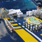 Imagem de apreensão de anabolizantes e medicamentos proibidos pela PRF em ônibus