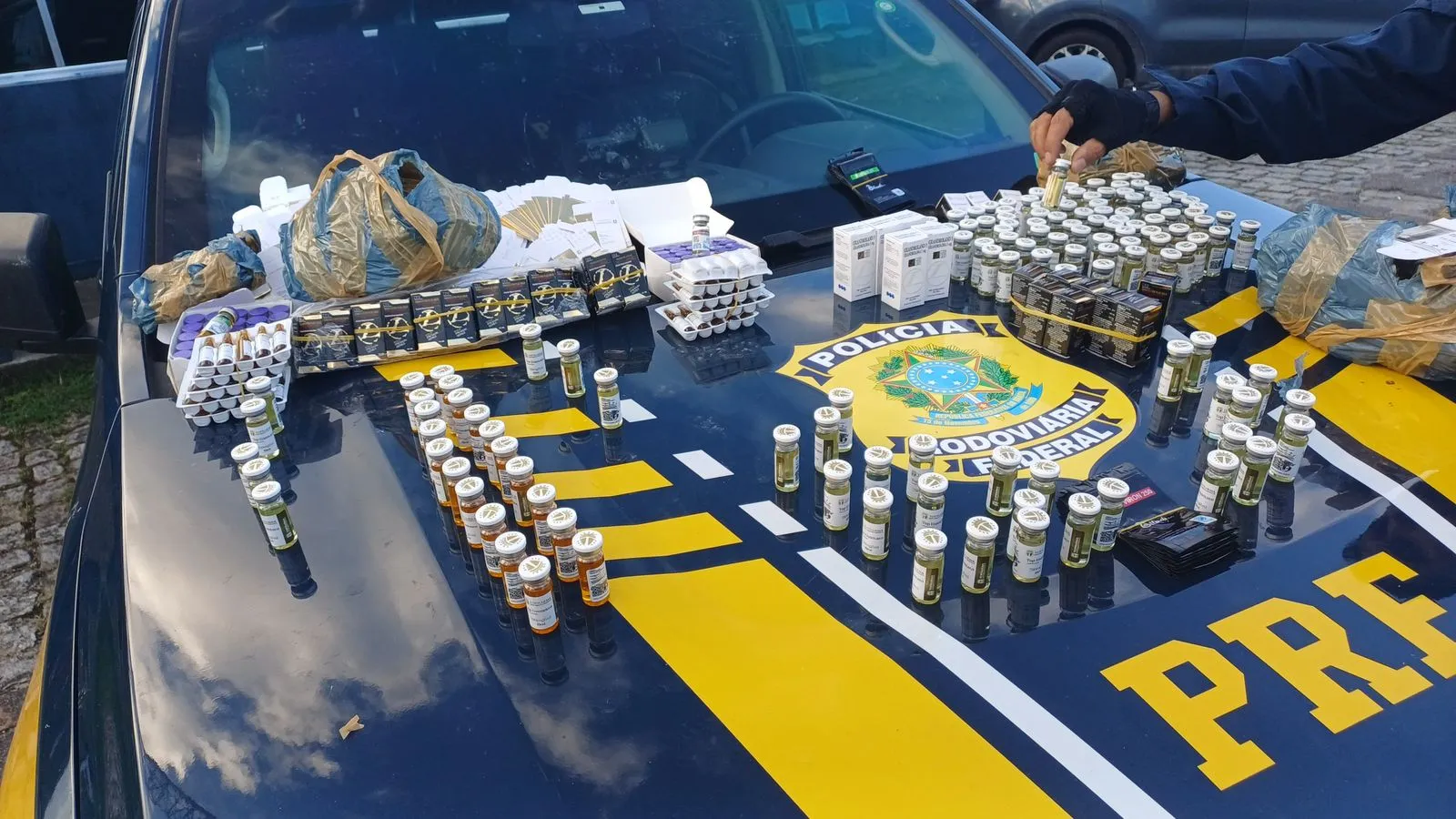 Imagem de apreensão de anabolizantes e medicamentos proibidos pela PRF em ônibus