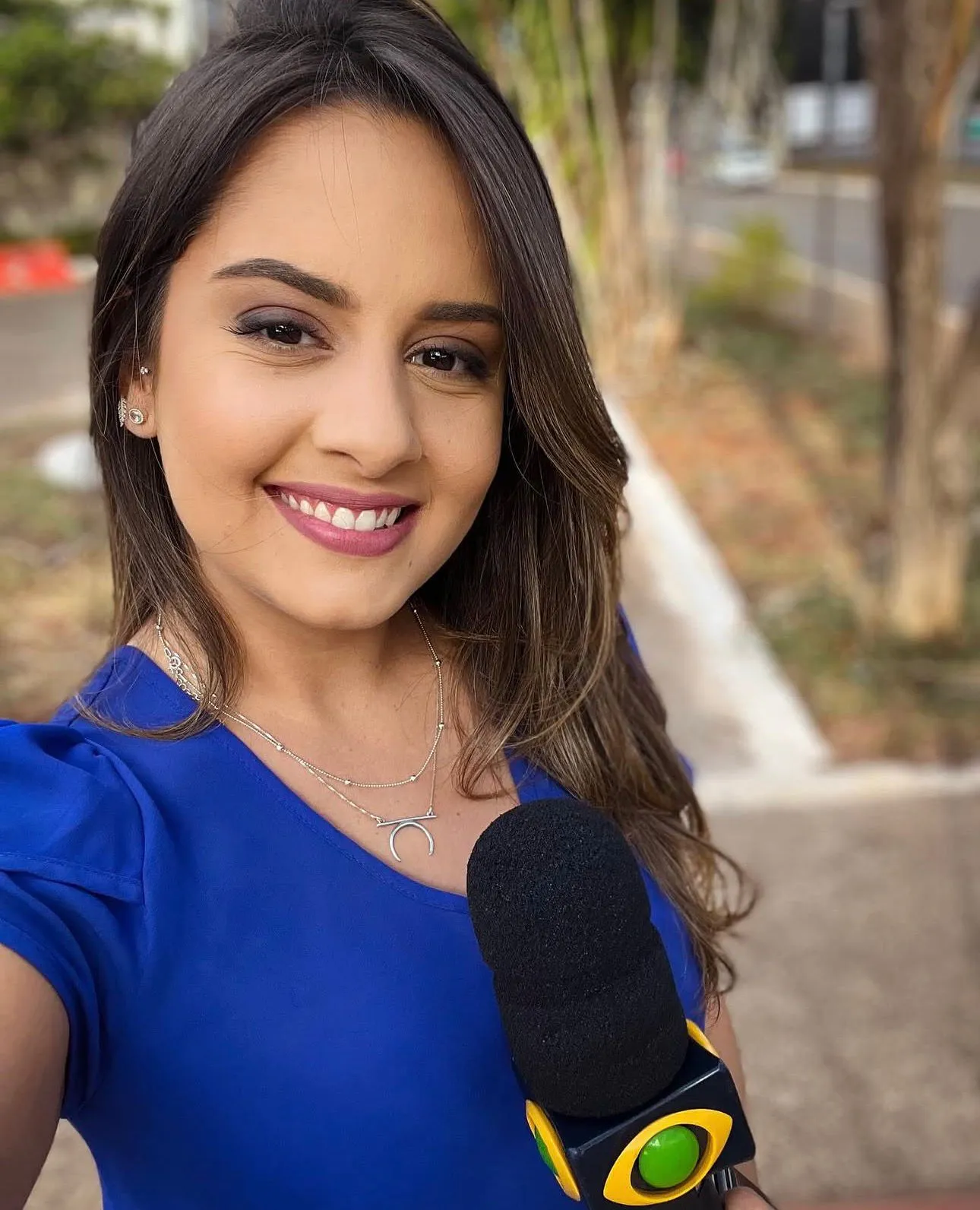 Memorial com flores e velas para Alice Ribeiro e Rodrigo Lapa após acidente fatal