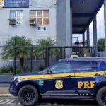 PRF fiscaliza ônibus na BR-381 e prende homem procurado por homicídio