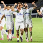 Jogadores do Serra Branca em comemoração após gol ou vitória importante na Série D do Campeonato Brasileiro.