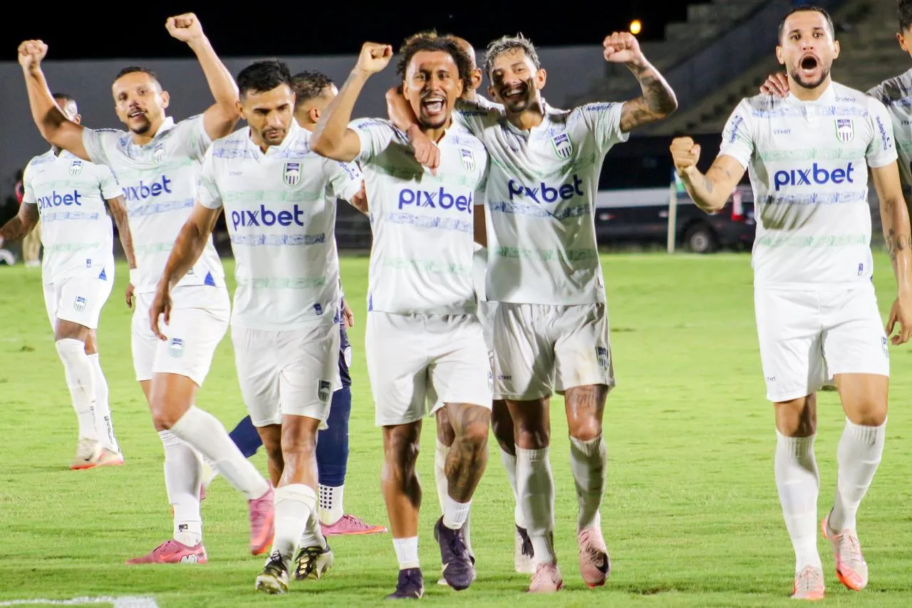 Jogadores do Serra Branca em comemoração após gol ou vitória importante na Série D do Campeonato Brasileiro.