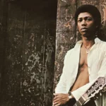 Djavan com violão, capa do primeiro álbum, 1976