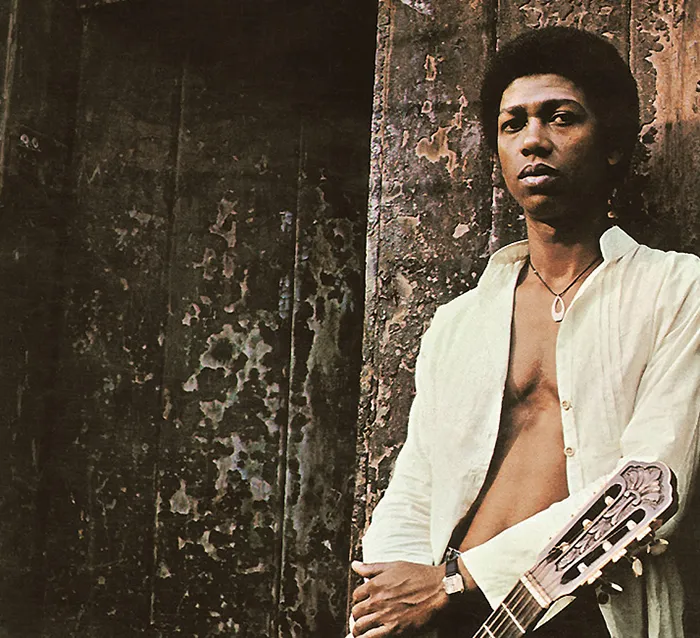 Djavan com violão, capa do primeiro álbum, 1976