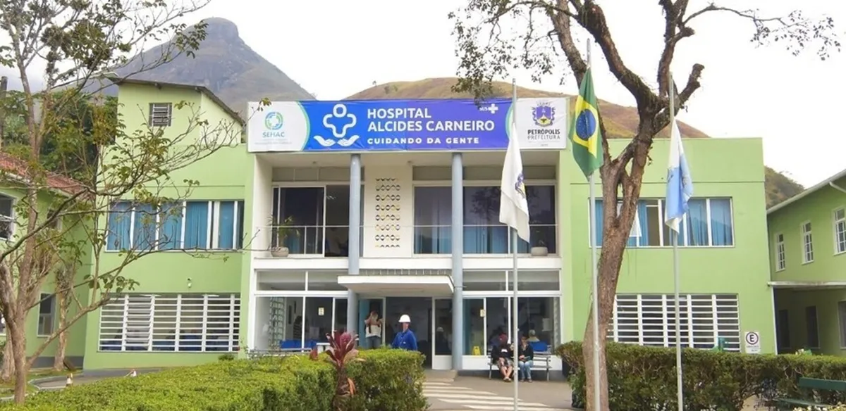 Mão de criança sendo segurada por adulto em hospital, caso de meningite em Areal