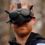 Príncipe Harry usando óculos VR e controlando drone para desminagem na Ucrânia.