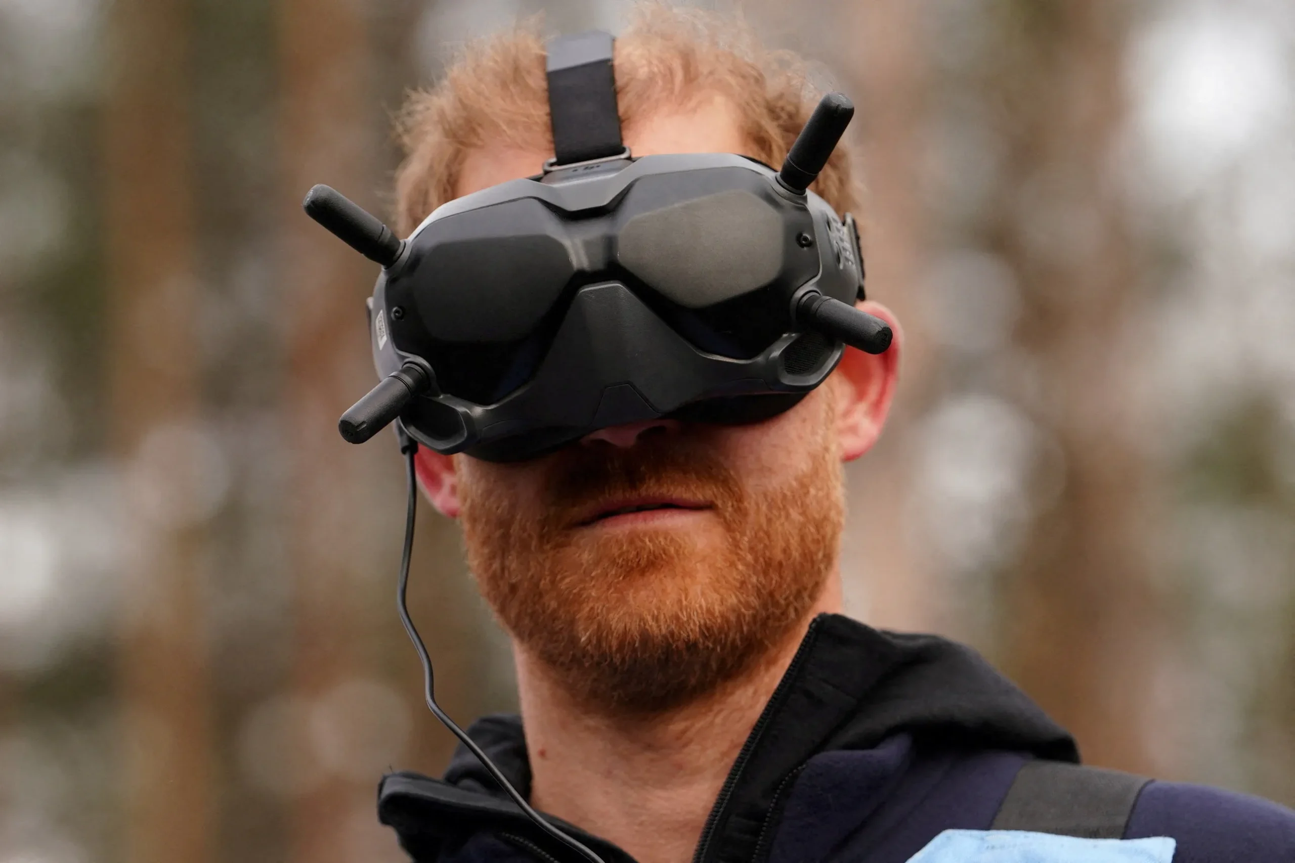 Príncipe Harry usando óculos VR e controlando drone para desminagem na Ucrânia.