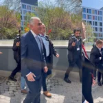 Príncipe herdeiro do Irã Reza Pahlavi com tinta nas costas em Berlim