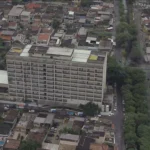 Enfermeiros transferindo bebês em berçário durante princípio de incêndio no Hospital Albert Schweitzer