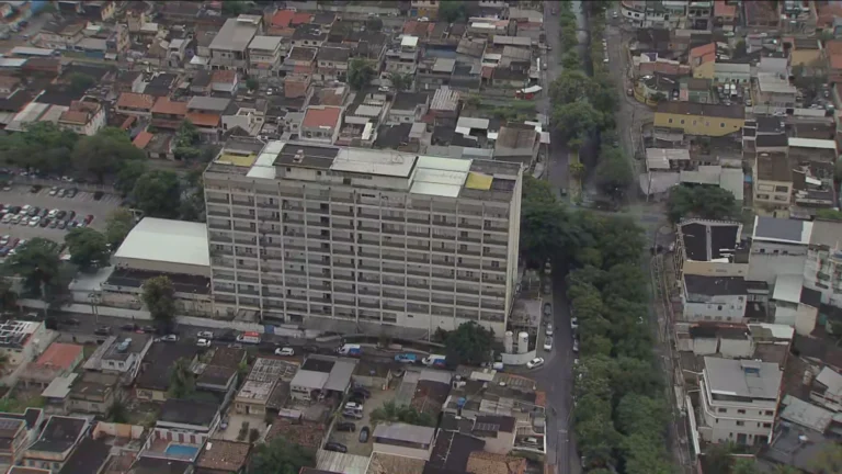 Enfermeiros transferindo bebês em berçário durante princípio de incêndio no Hospital Albert Schweitzer