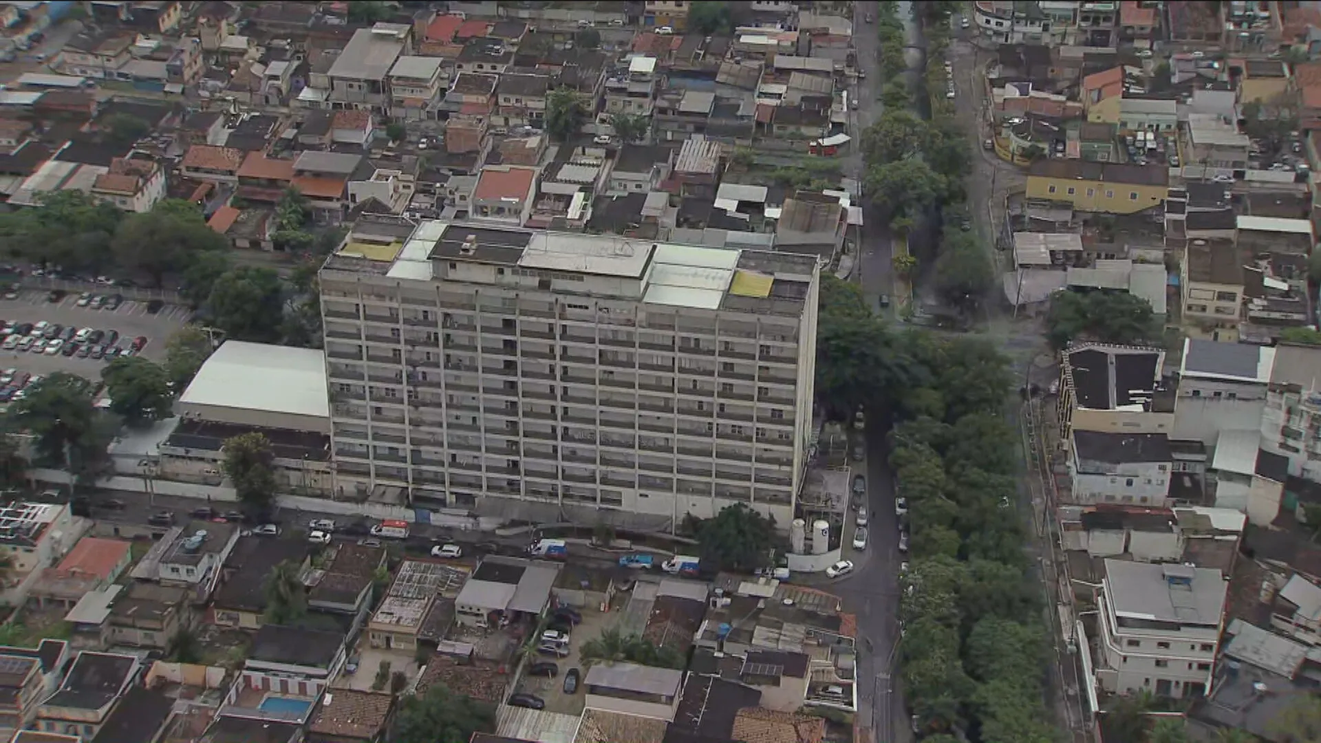 Enfermeiros transferindo bebês em berçário durante princípio de incêndio no Hospital Albert Schweitzer