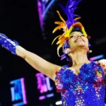 Priscila Senna cantando brega no Rock in Rio com balé e figurinos brilhantes