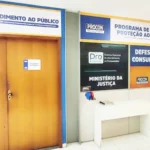 Pessoa idosa checando celular, golpes virtuais, Procon, fraudes online, segurança digital