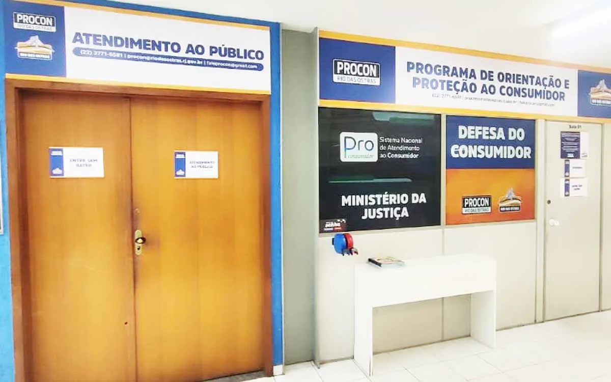 Pessoa idosa checando celular, golpes virtuais, Procon, fraudes online, segurança digital