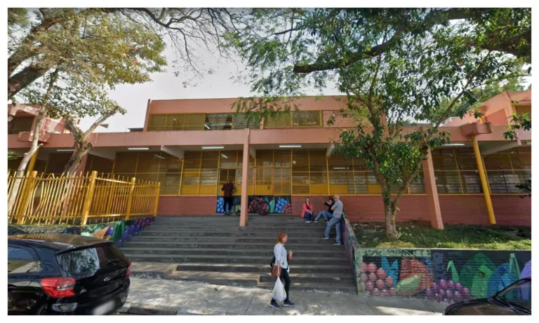 Mulher recebendo apoio em escola após caso de importunação sexual em Guarulhos