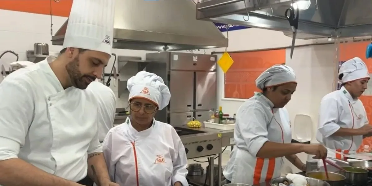 Chef pessoal cozinhando em domicílio, serviço de culinária personalizada