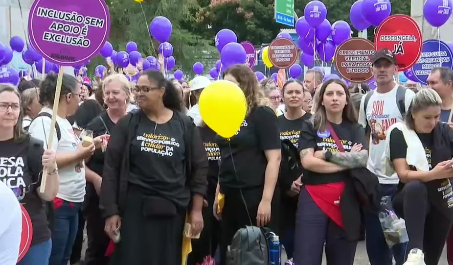 Profissionais da educação de Curitiba protestando por melhorias e direitos
