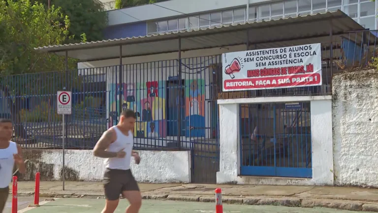 Profissionais do Colégio Pedro II em paralisação de 24 horas