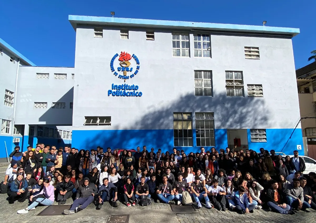 Alunos do ensino médio em visita guiada à Uerj Nova Friburgo, conhecendo laboratório científico.