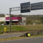 Radar de trânsito visível com painel de velocidade em rodovia após aprovação de lei
