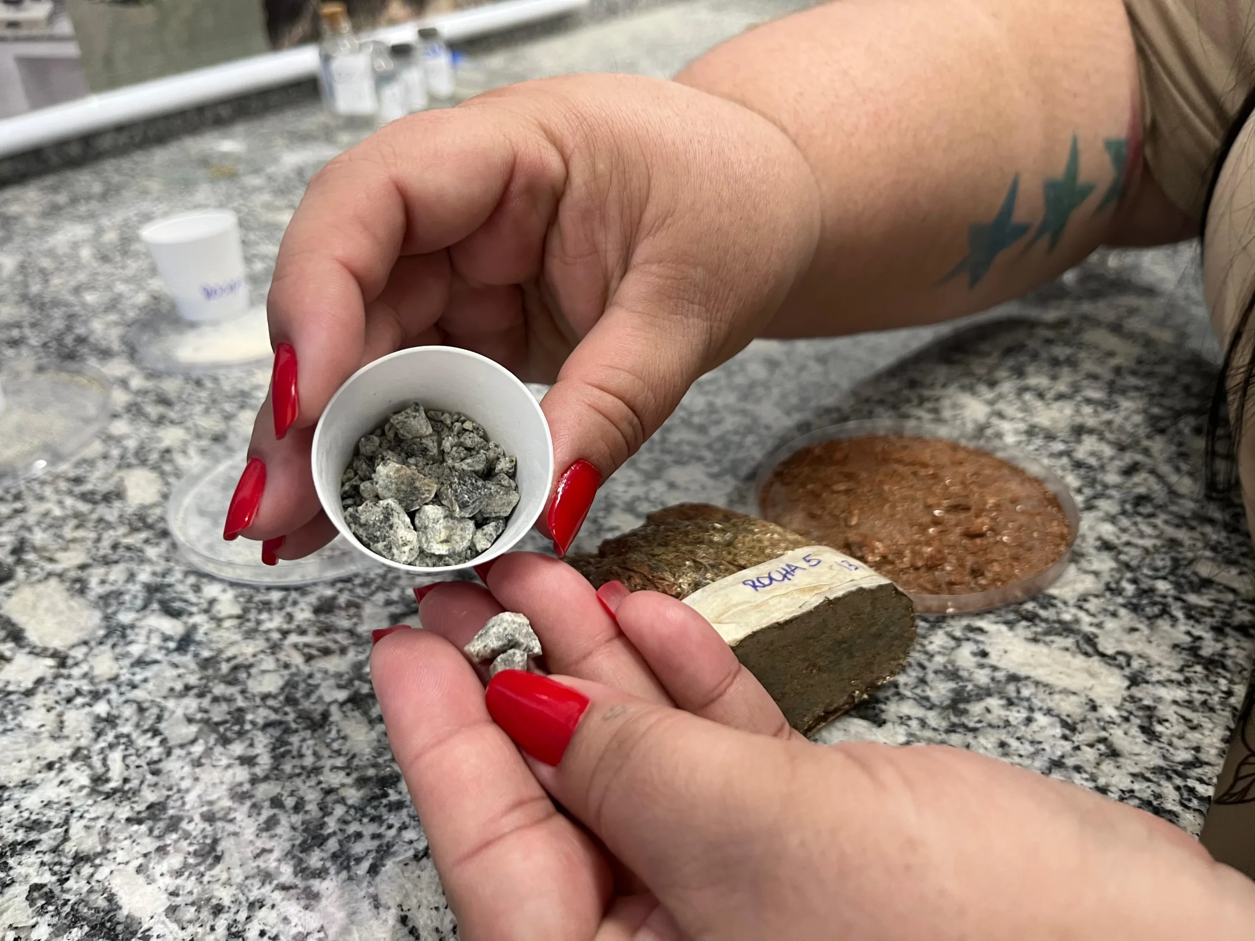 Terras raras e minerais críticos, componentes tecnológicos, exploração mineral no Brasil