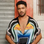 Pedro Sampaio no palco, com bailarinos, durante show que celebra a cultura LGBTQIA+