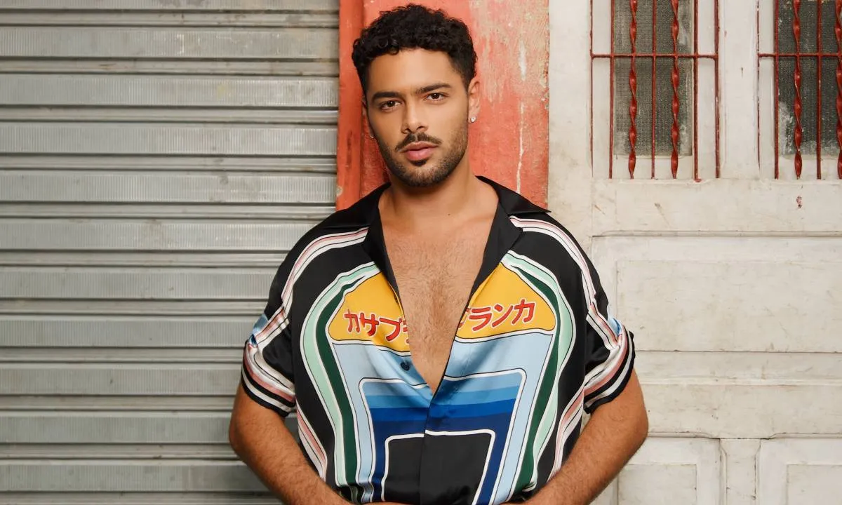 Pedro Sampaio no palco, com bailarinos, durante show que celebra a cultura LGBTQIA+