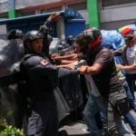 Servidores em protesto na Venezuela, confronto com polícia