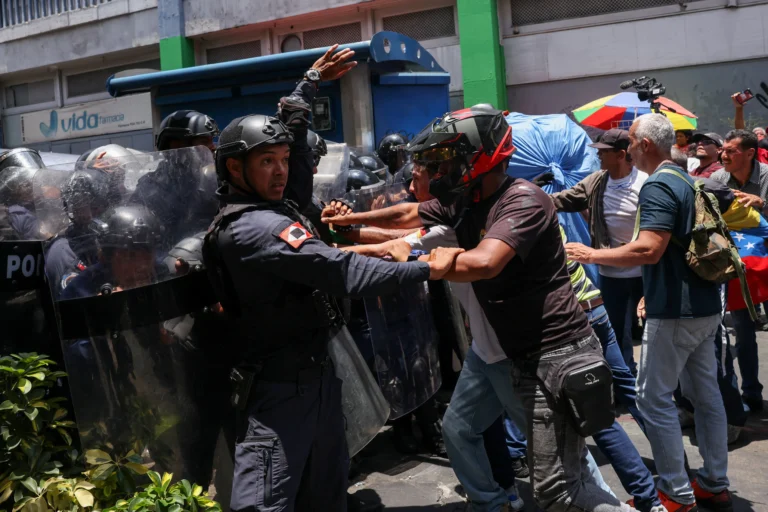 Servidores em protesto na Venezuela, confronto com polícia
