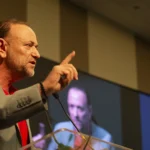 Pessoas representando a sociedade civil em frente a um tribunal, símbolo da reforma judicial defendida pelo PT para maior legitimidade e democracia.