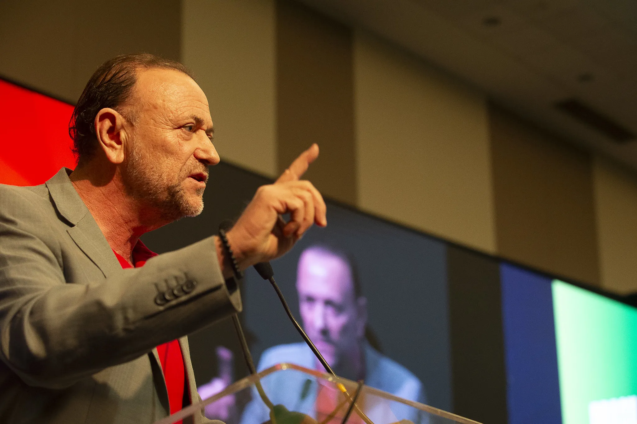 Pessoas representando a sociedade civil em frente a um tribunal, símbolo da reforma judicial defendida pelo PT para maior legitimidade e democracia.