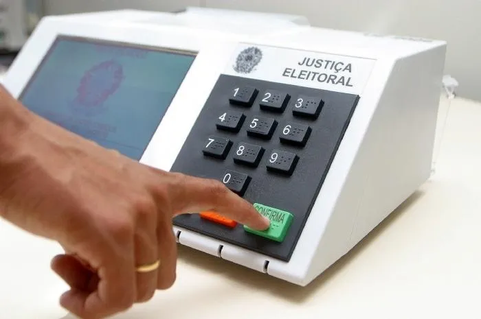 Gráfico de pesquisa eleitoral em celular, com dados da Quaest para eleições 2026.