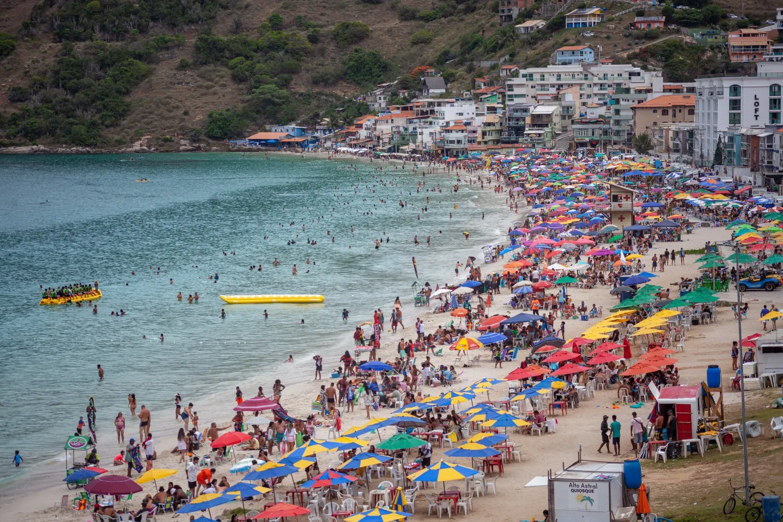 Calendário 2026 com feriados, planejamento de viagens, folgas prolongadas