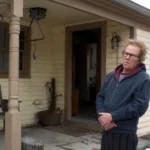 Distanciamento entre pais e filhos adultos em reunião familiar