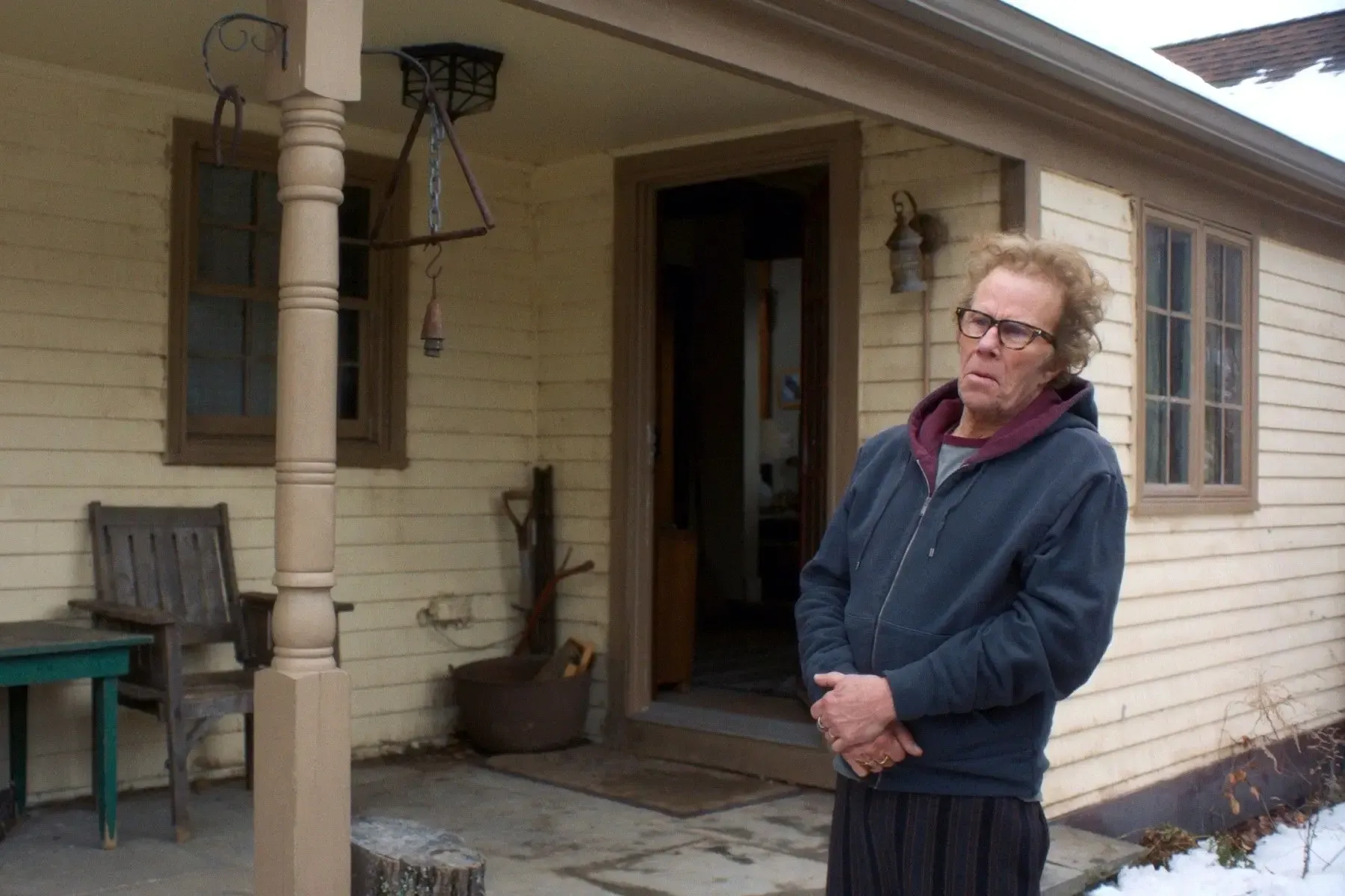 Distanciamento entre pais e filhos adultos em reunião familiar