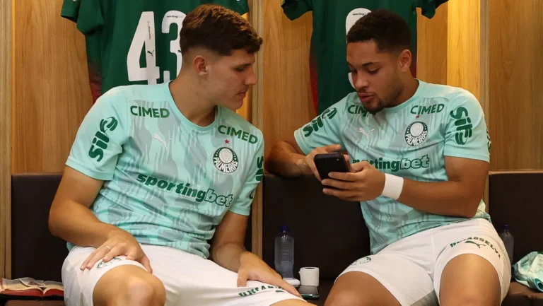 Vitor Roque, jogador do Palmeiras, em treino de recuperação no campo.