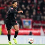 Jarell Quansah e Harry Kane em campo