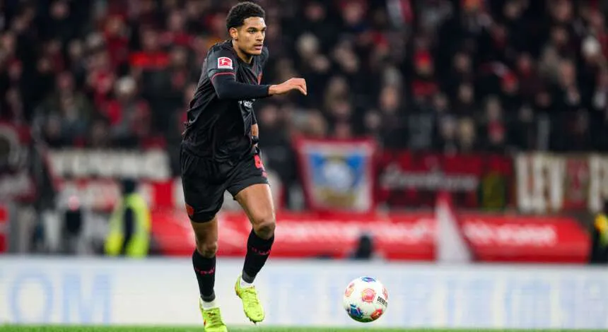 Jarell Quansah e Harry Kane em campo