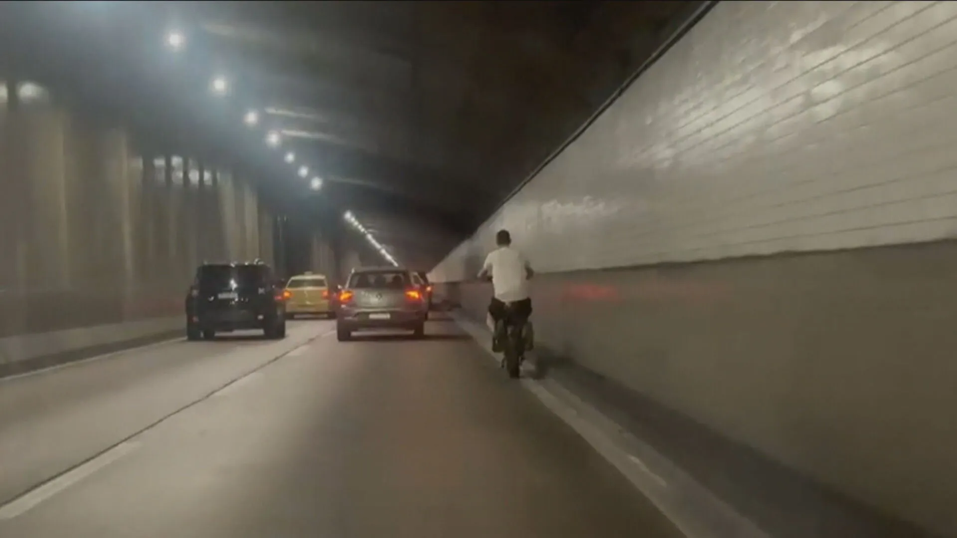 Bicicleta elétrica em túnel, Rio de Janeiro, circulação proibida