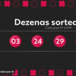 Bilhete da Quina e dinheiro representando prêmios ganhos no Paraná