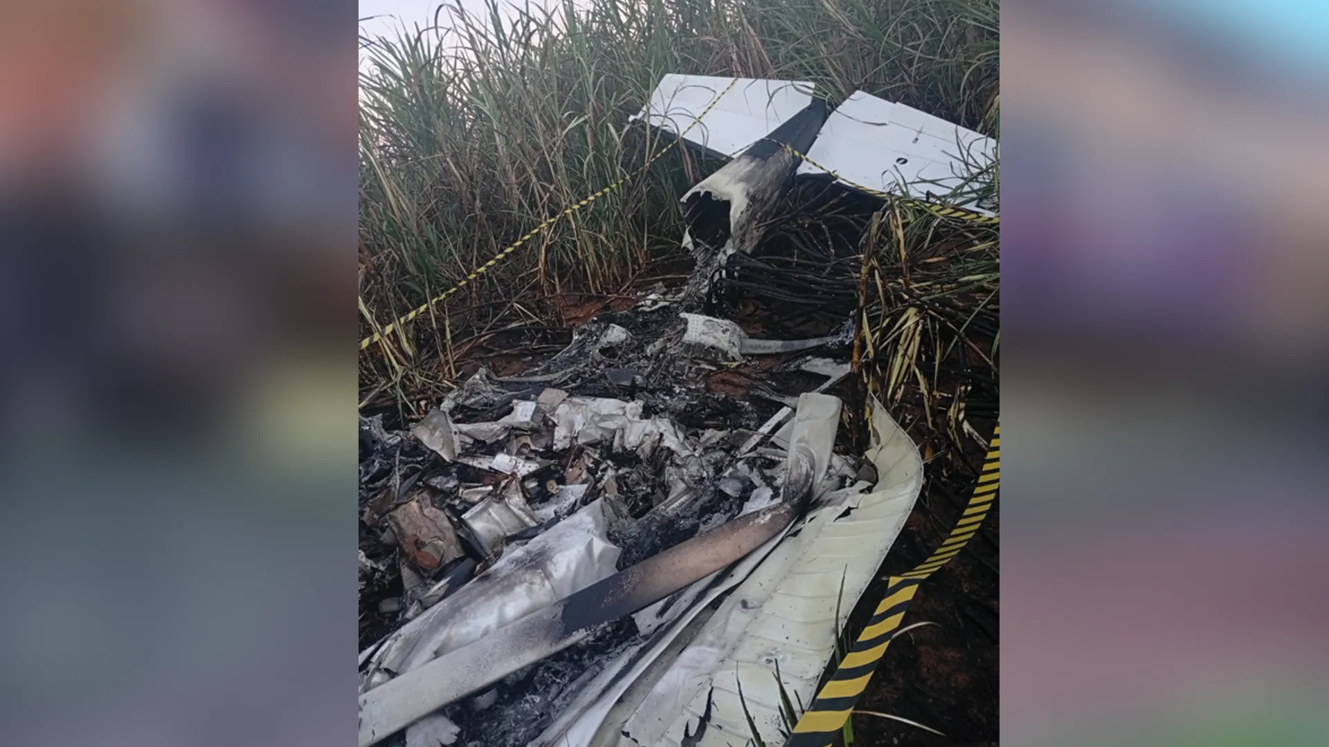 Destroços de avião monomotor Cessna após queda e incêndio em área rural de Altair, SP