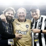 Membros do conselho da SAF Botafogo discutindo o futuro da gestão após a saída de John Textor, em um ambiente corporativo.